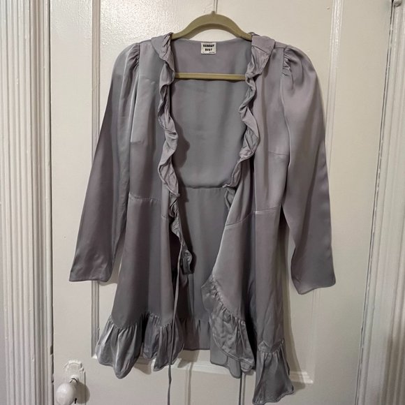 Sunday Best Aritzia, Long Sleeve Tara Satin Dress, Pearl Gray, US 2 - Picture 3 of 6